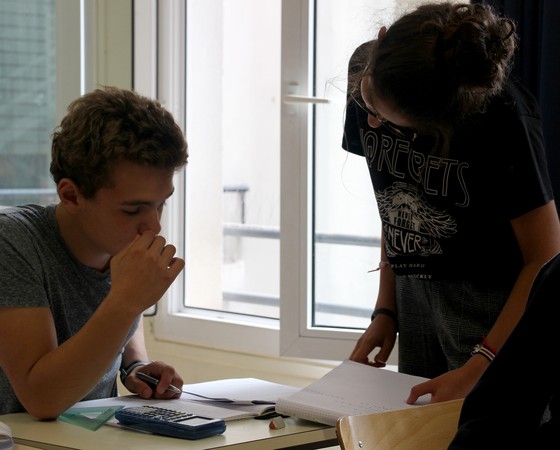 Cours particuliers en BCPST : &eacute;tudiante en s&eacute;ance avec son professeur de biologie