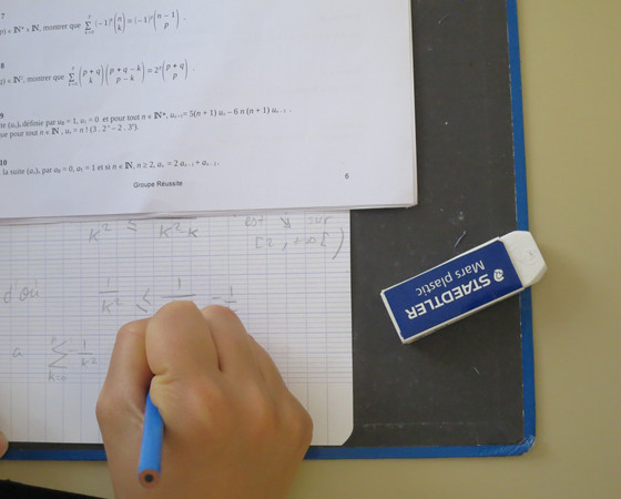 Cours particuliers de maths : &eacute;l&egrave;ve et professeur de maths au tableau
