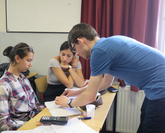 Cours particuliers en PCSI&nbsp;: &eacute;tudiant de sup en s&eacute;ance avec son professeur de physique-chimie