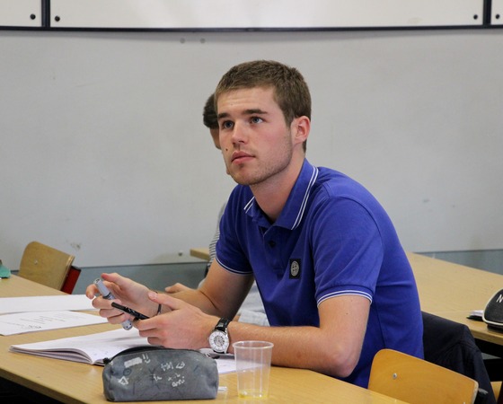 Cours particuliers en seconde : un &eacute;l&egrave;ve travaille les m&eacute;thodes du lyc&eacute;e avec son professeur