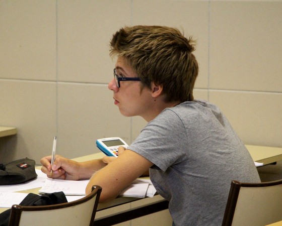 Cours particuliers en terminale : un &eacute;l&egrave;ve r&eacute;vise les sp&eacute;cialit&eacute;s avec son professeur