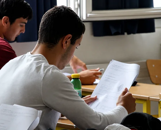 Lycéen qui découvre son sujet pendant une épreuve écrite de sciences