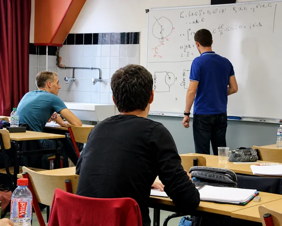Feuille d'algèbre linéaire annotée pendant un stage intensif d'ECG1